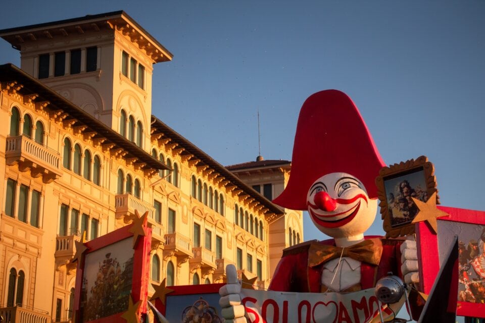 Burlamacco E L'hotel Royal, Due Dei Simboli Di Viareggio Durante Il Carnevale