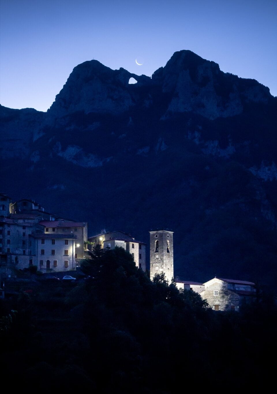 Il Paese Di Pruno E La Luna Che Sorge Dietro Al Monte Forato