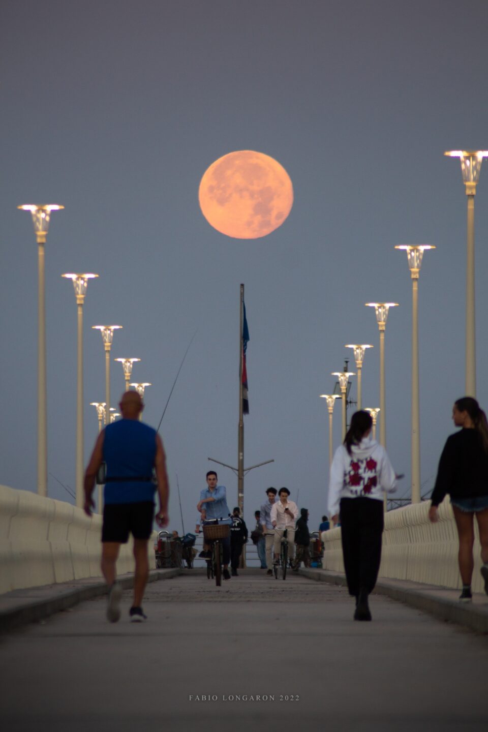 La Luna Tramonta Dietro Al Pontile Di Forte Dei Marmi