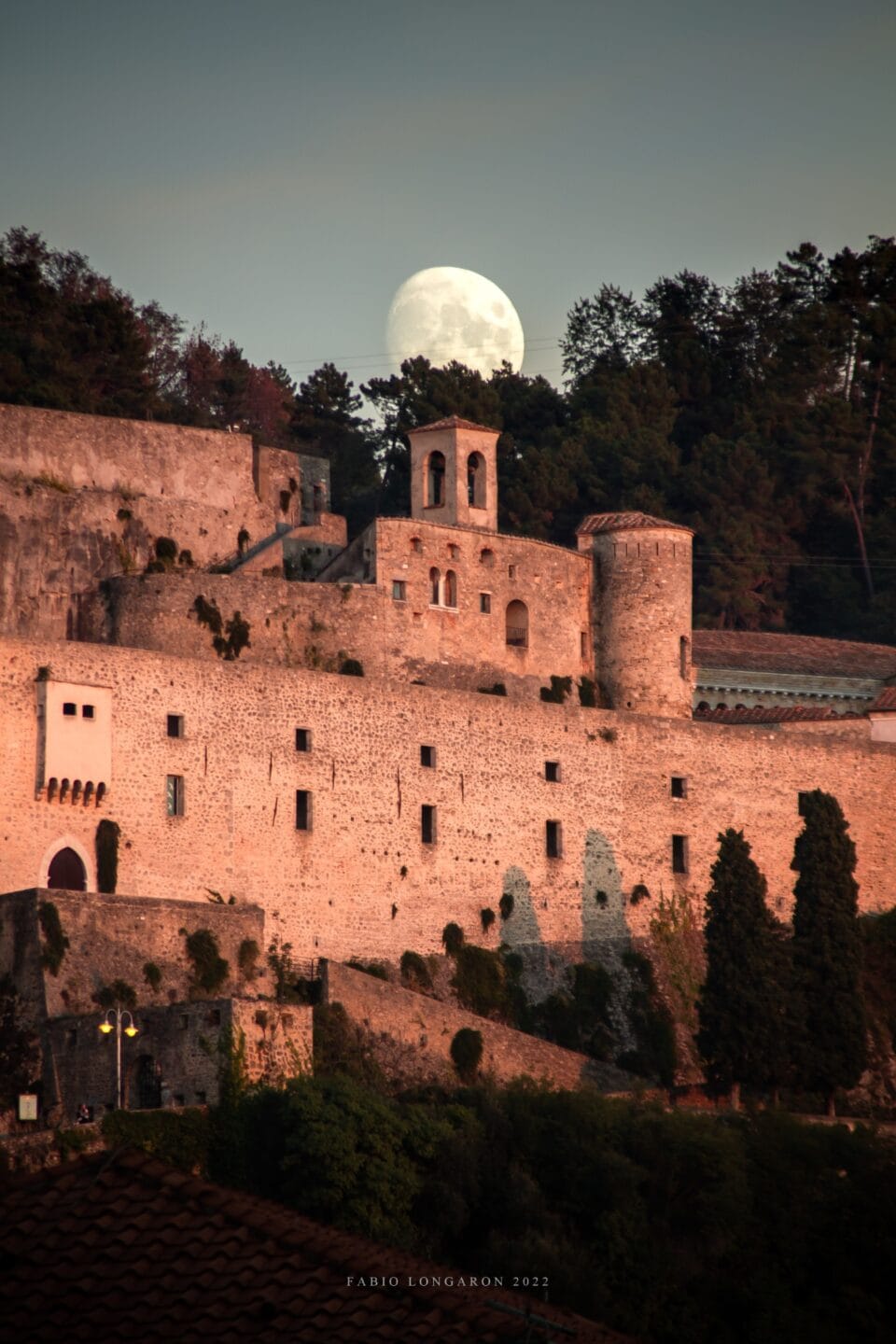 La luna sorge dietro il Castello Malaspina di Massa